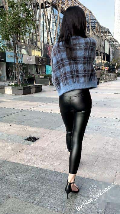 模拍-黑色紧身皮裤高跟美女